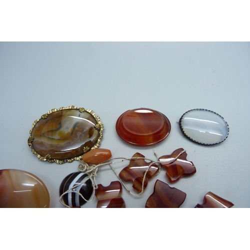 1091 - Two circa 1900 agate set brooches, other agate including some for spares