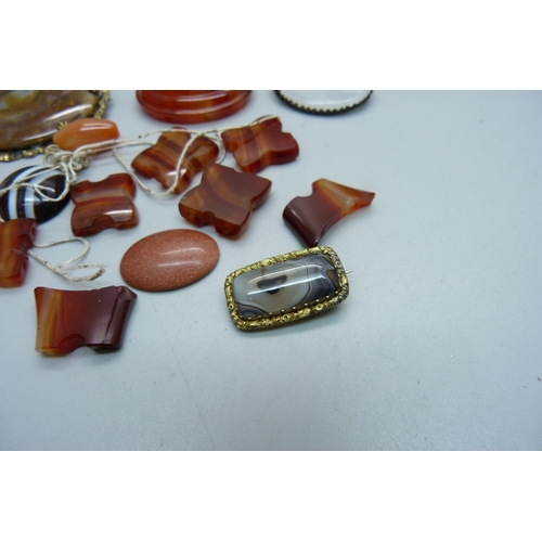 1091 - Two circa 1900 agate set brooches, other agate including some for spares