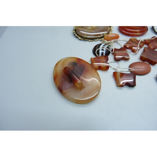 1091 - Two circa 1900 agate set brooches, other agate including some for spares