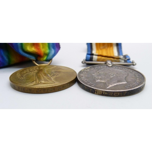 1092 - A pair of WWI medals to 30028 Pte. W.J. Boulton, Lancashire Fusiliers