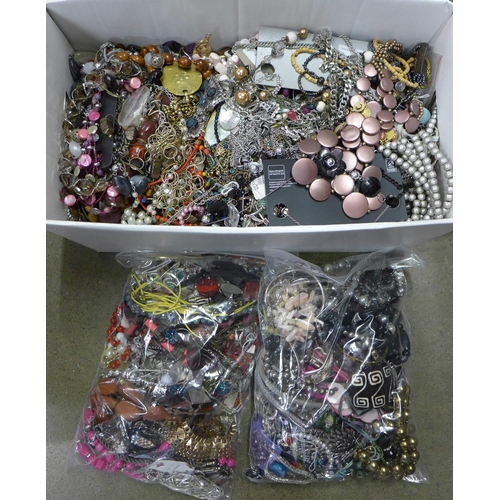 1106 - A box of mixed costume jewellery **PLEASE NOTE THIS LOT IS NOT ELIGIBLE FOR POSTING AND PACKING**