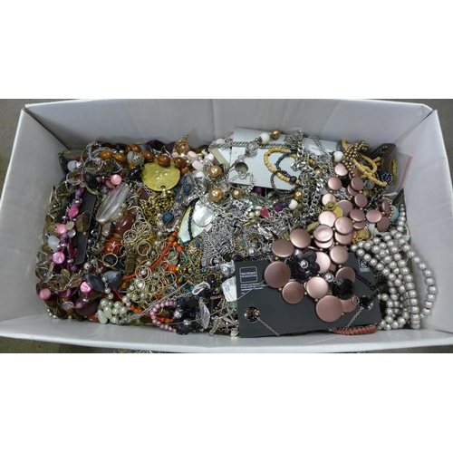 1106 - A box of mixed costume jewellery **PLEASE NOTE THIS LOT IS NOT ELIGIBLE FOR POSTING AND PACKING**