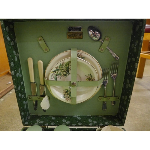 1112 - A Brexton picnic set, cased **PLEASE NOTE THIS LOT IS NOT ELIGIBLE FOR POSTING AND PACKING**