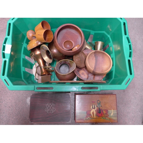 1138 - A box of brass, copper and treen items **PLEASE NOTE THIS LOT IS NOT ELIGIBLE FOR POSTING AND PACKIN... 