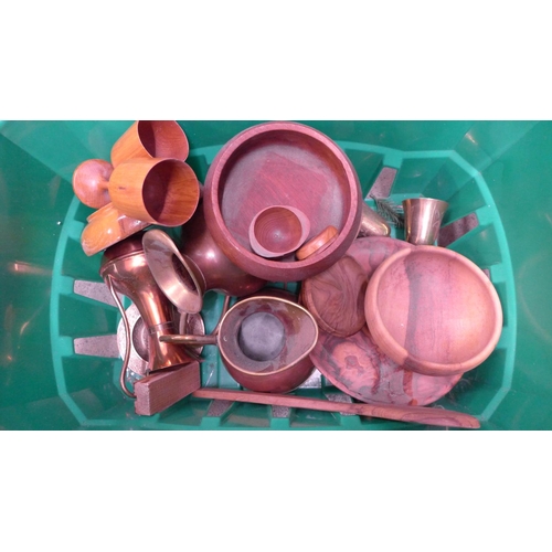 1138 - A box of brass, copper and treen items **PLEASE NOTE THIS LOT IS NOT ELIGIBLE FOR POSTING AND PACKIN... 