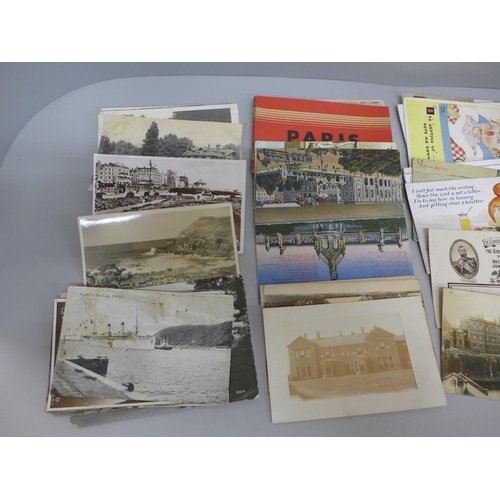 622 - Approximately eighty early 20th Century postcards