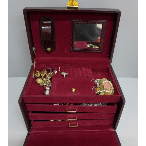 623 - A jewellery case and contents, including two gold rings and a brooch, a silver gate bracelet and sil... 