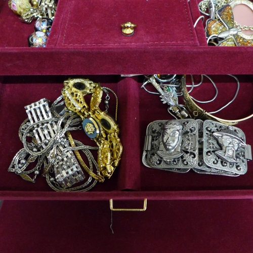 623 - A jewellery case and contents, including two gold rings and a brooch, a silver gate bracelet and sil... 