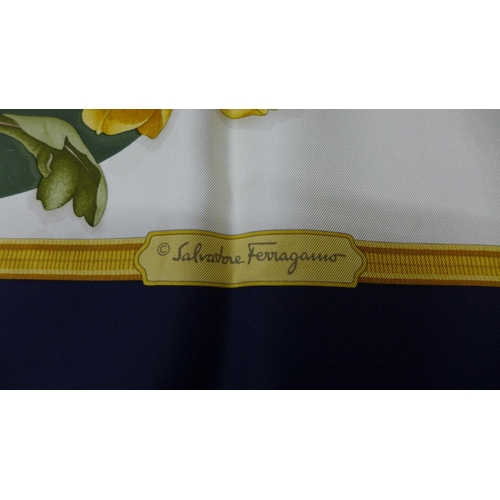 637 - A Salvadore Ferragaimo scarf