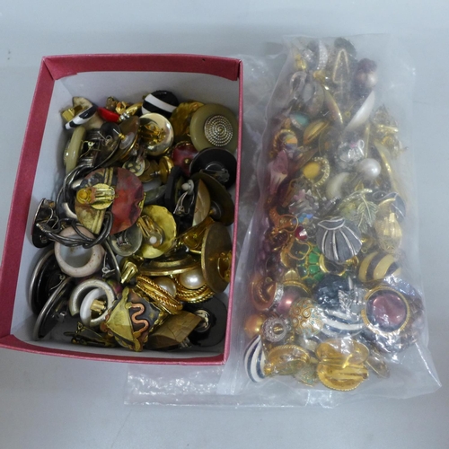 639 - A collection of costume earrings, mostly pairs