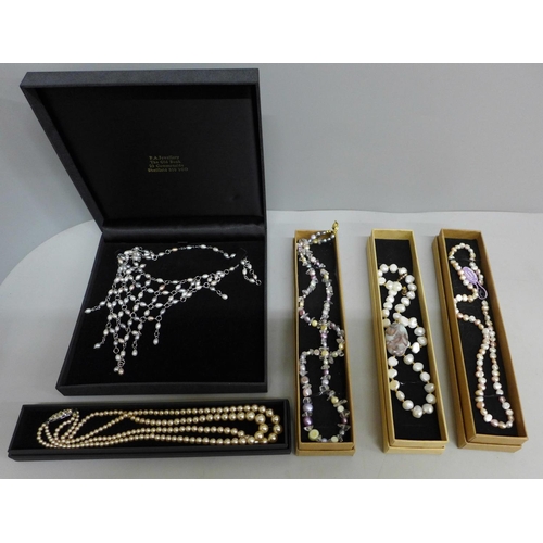 641 - A collection of pearl jewellery