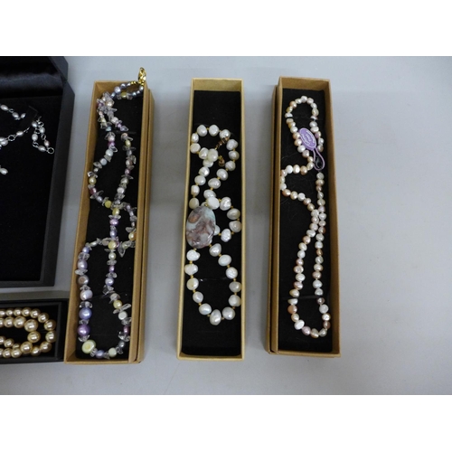 641 - A collection of pearl jewellery