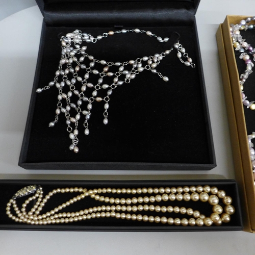 641 - A collection of pearl jewellery