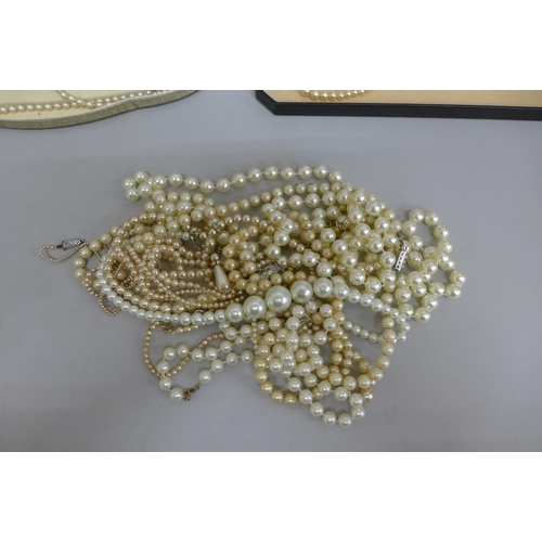 658 - Faux pearl necklaces