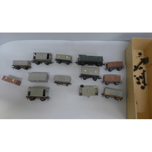 664 - A collection of model railway wagons, some a/f