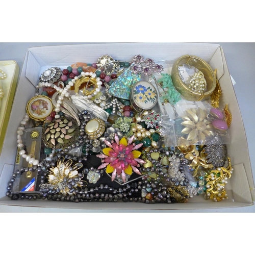 670 - Costume jewellery