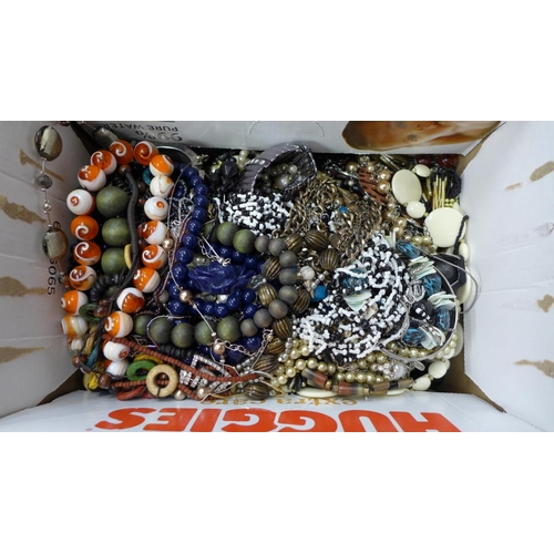 697 - A box of mixed costume jewellery