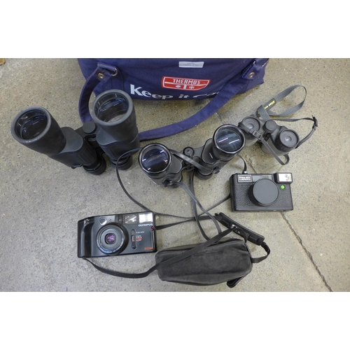 708 - A bag of vintage cameras and binoculars, including Nikon and Olympus