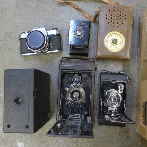 711 - A mixed collection of cameras, includes Microcard and Rolleicord, Pentax Spotmatic, Praktica TTL, Ko... 