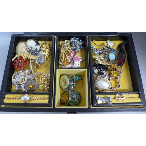 726 - A jewellery box with costume brooches