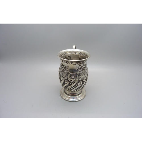 808 - An embossed silver mug, Sheffield 1904, 114g