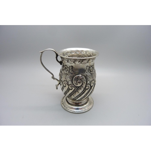 808 - An embossed silver mug, Sheffield 1904, 114g