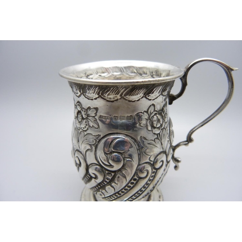 808 - An embossed silver mug, Sheffield 1904, 114g