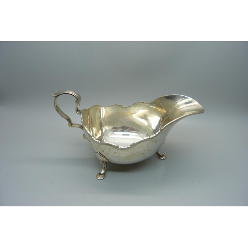 809 - A silver sauce boat, Sheffield 1956, 216g