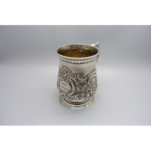 812 - A Georgian silver mug, London 1765, 231g