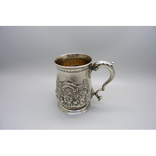 812 - A Georgian silver mug, London 1765, 231g