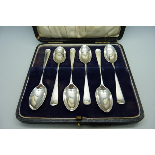 817 - A cased set of six silver spoons, London 1920, 64g