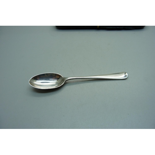 817 - A cased set of six silver spoons, London 1920, 64g