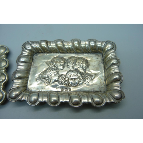 818 - A silver tray with Reynolds Angels decoration, Birmingham 1903, 33g, 70mm x 102mm, and a similar pla... 