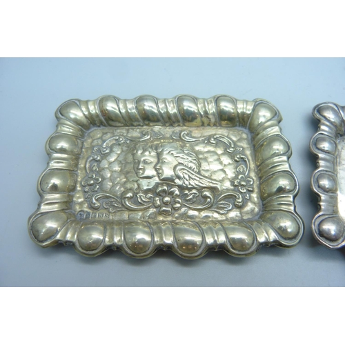 818 - A silver tray with Reynolds Angels decoration, Birmingham 1903, 33g, 70mm x 102mm, and a similar pla... 