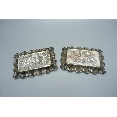 818 - A silver tray with Reynolds Angels decoration, Birmingham 1903, 33g, 70mm x 102mm, and a similar pla... 