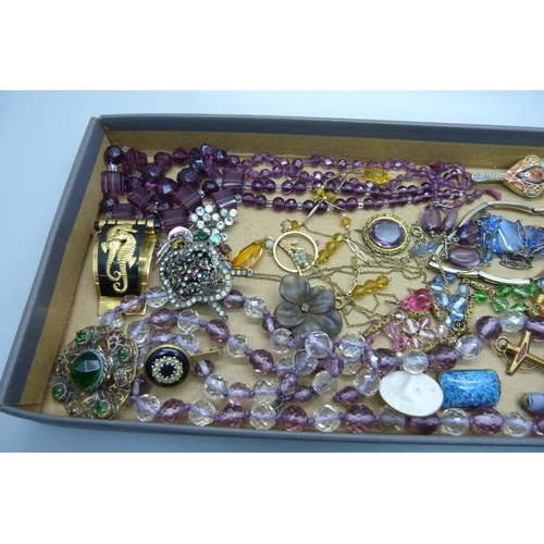 826 - A collection of antique and vintage jewellery including micro mosaic, Czech, etc.