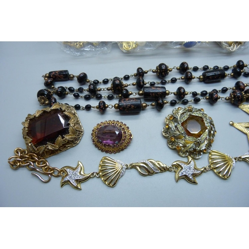 827 - A collection of vintage costume jewellery