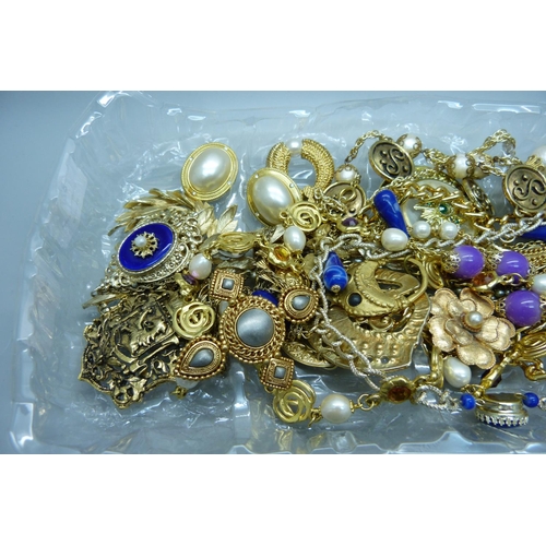 827 - A collection of vintage costume jewellery