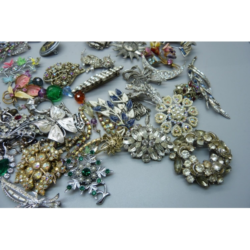 828 - A collection of vintage costume jewellery