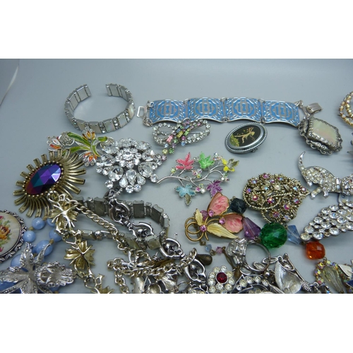 828 - A collection of vintage costume jewellery