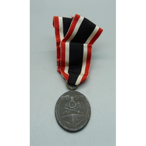 860 - A German West Wall medal of Germany, given to those who designed and built the fortifications of Ger... 