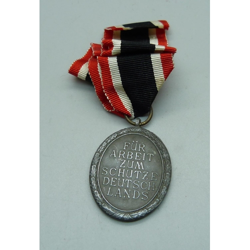 860 - A German West Wall medal of Germany, given to those who designed and built the fortifications of Ger... 