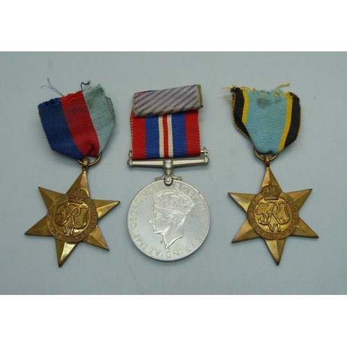 864 - An Air Crew Europe 1939-1945 Star, Defence Medal and a 1939-1945 Star