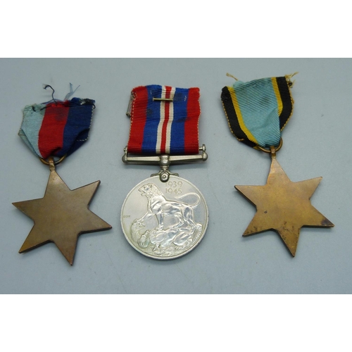 864 - An Air Crew Europe 1939-1945 Star, Defence Medal and a 1939-1945 Star