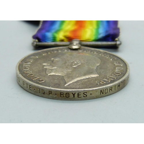 867 - A WWI medal to 242789 Pte. T.P. Boyes, Northumberland Fusiliers