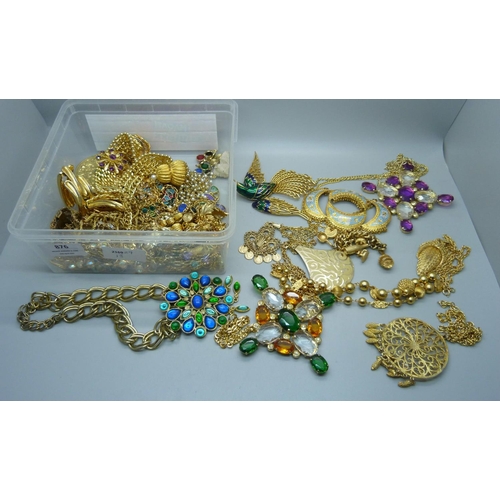 876 - A collection of vintage costume jewellery