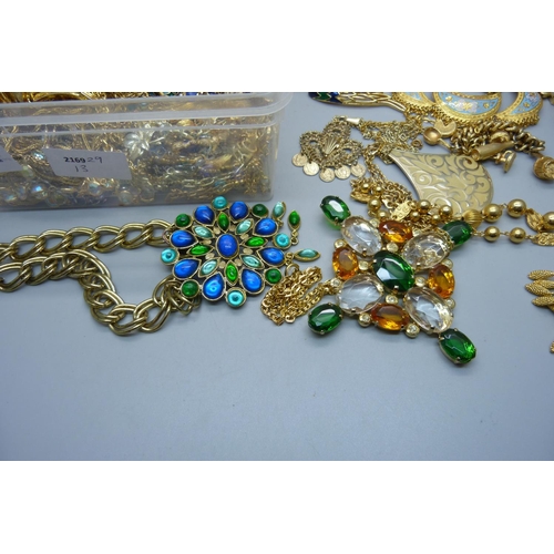 876 - A collection of vintage costume jewellery