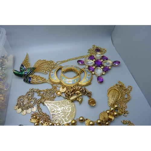 876 - A collection of vintage costume jewellery