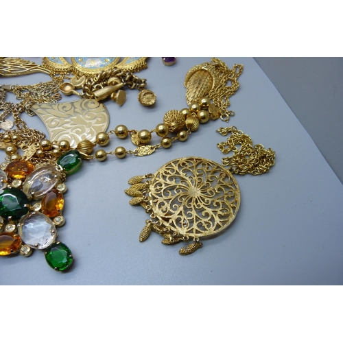 876 - A collection of vintage costume jewellery