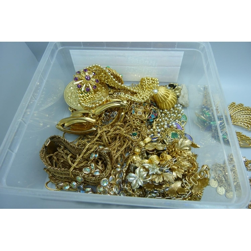 876 - A collection of vintage costume jewellery